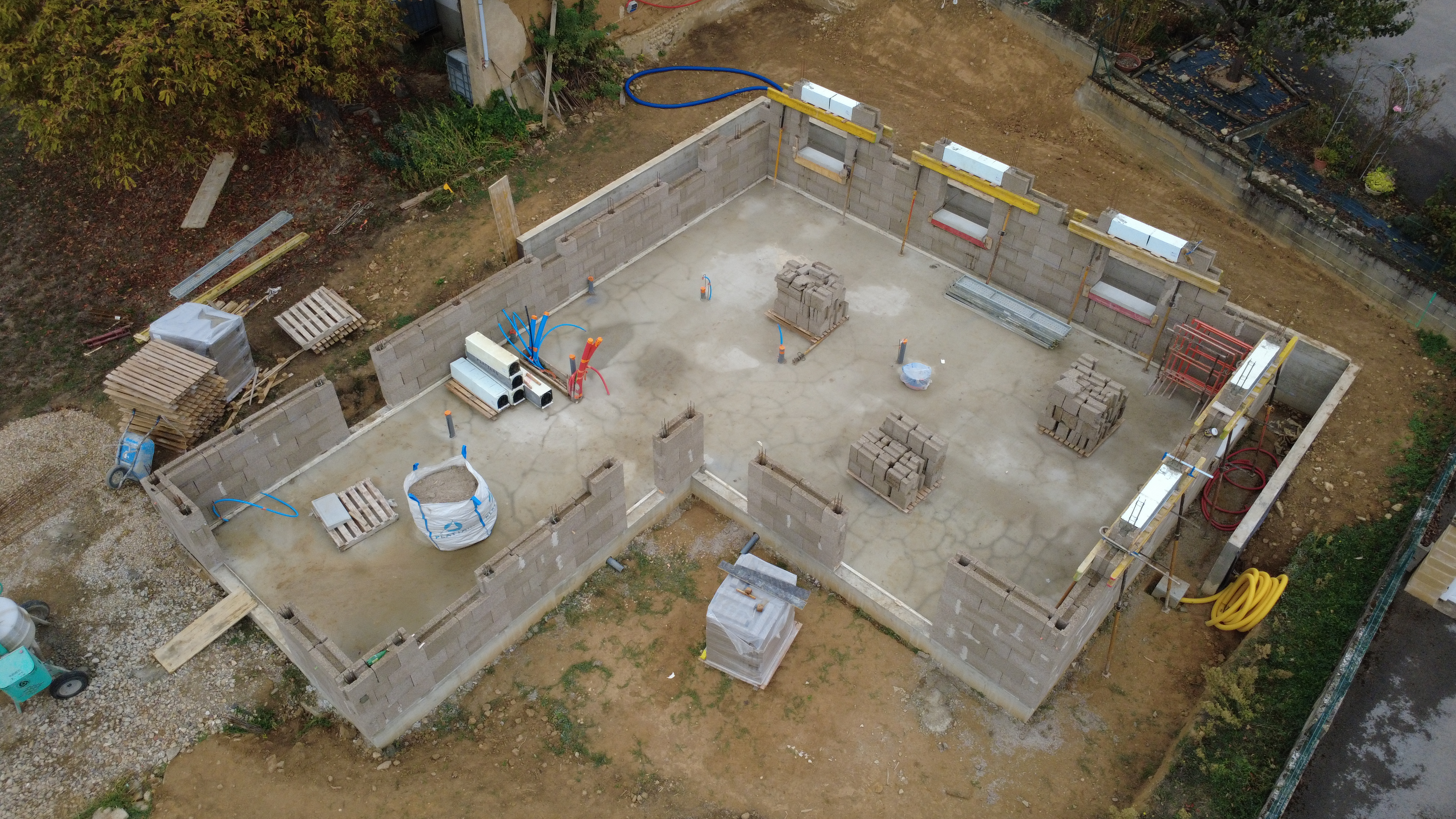 Vue aérienne du chantier de la maison en blocs de chanvre BIOSYS