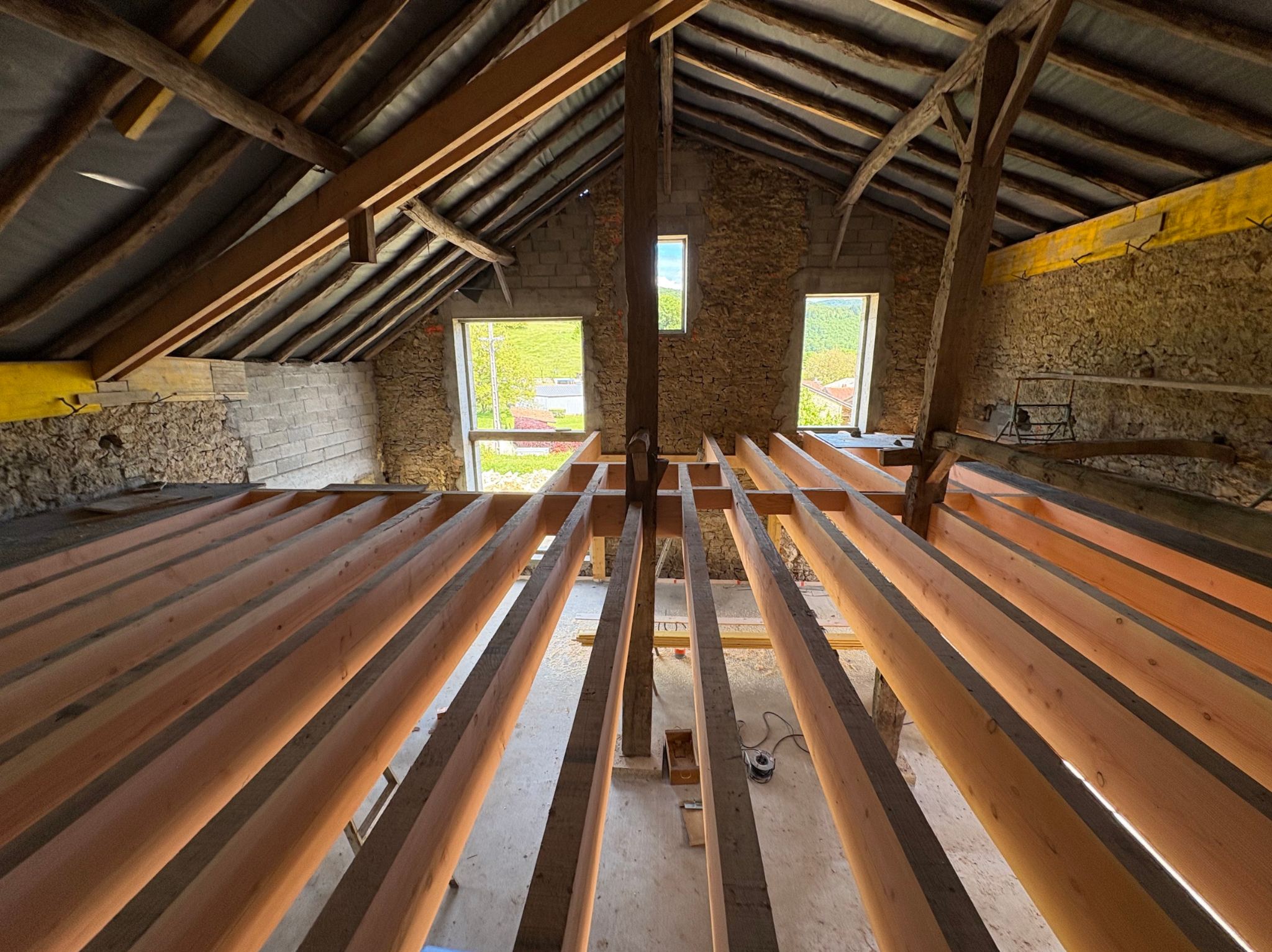 Travaux sur un plancher et une charpente dans un bâtiment ancien
