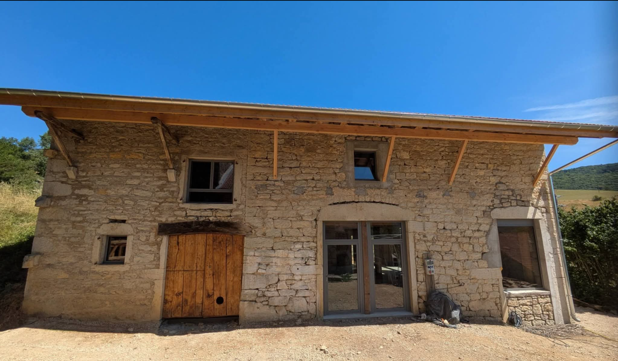 Projet de rénovation d’une bâtisse en pierre avec auvent en bois